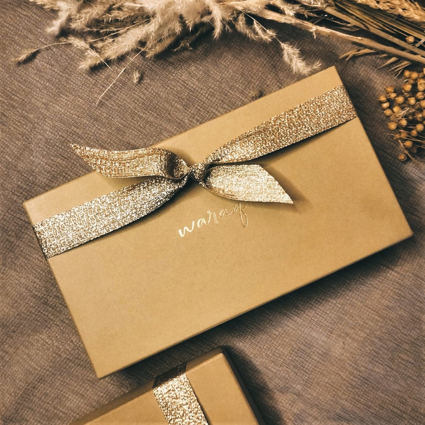 Image of a premium gift box for a scarf. The luxurious packaging makes it an ideal choice to present a special scarf as a gift.
